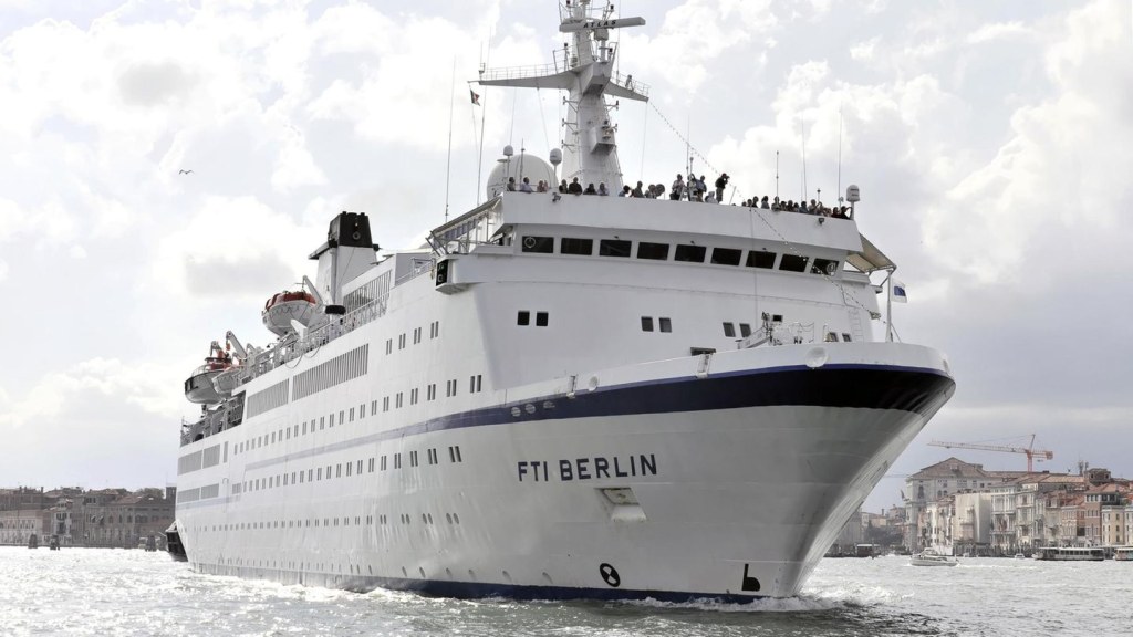 Picture of: MS Berlin”: Das ehemalige “Traumschiff” wird in eine “Megayacht
